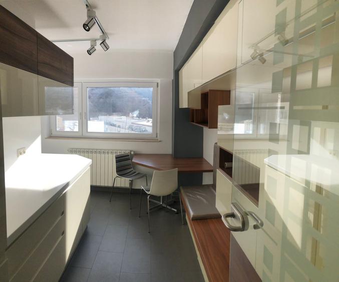 Apartament cu 4 camere decomandat, mobilat în Centrul Civic