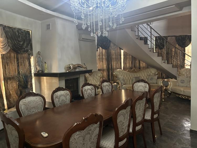 Casă cu 6 camere cu Teren 1000 Mp în Central
