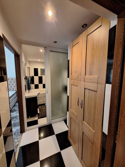 Apartament cu 3 camere semidecomandat în Central