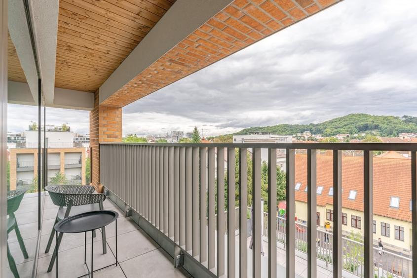 Apartament cu 4 camere decomandat, mobilat în Central