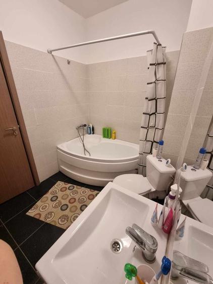 Apartament cu 3 camere decomandat în Roșu