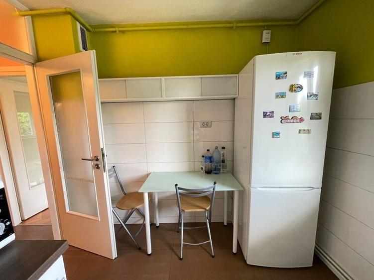 Apartament cu 3 camere decomandat, mobilat în Intim