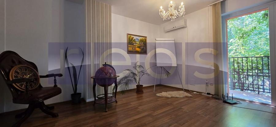 Casă individuală cu 7 camere cu Canalizare în Vatra Luminoasă