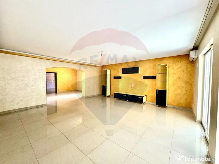 Casă cu 11 camere cu Teren 620 Mp în Central