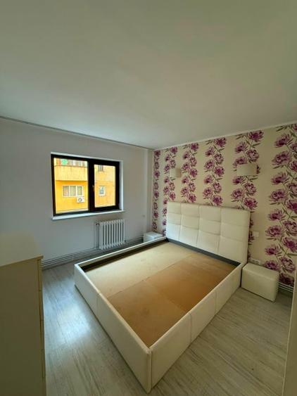 Apartament cu 3 camere decomandat, mobilat în Podu Roș