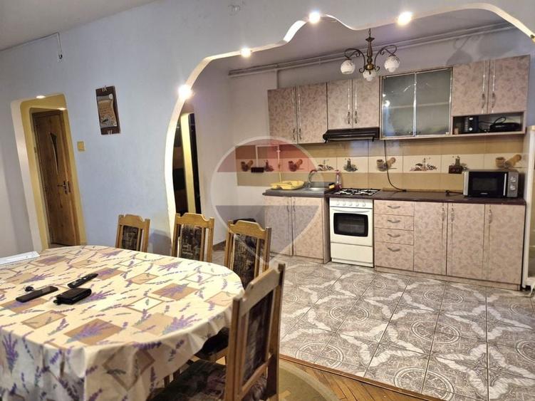 Apartament cu 4 camere decomandat, mobilat în Central