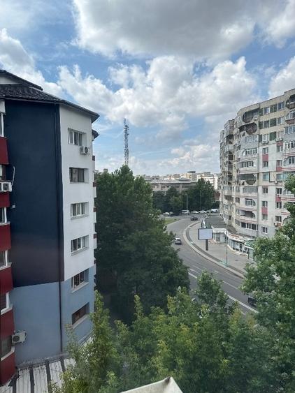 Apartament cu 5 camere semidecomandat, mobilat în Central