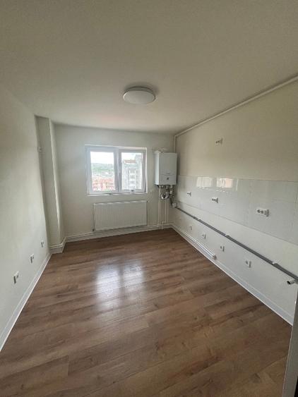 Apartament cu 4 camere semidecomandat în Independenței