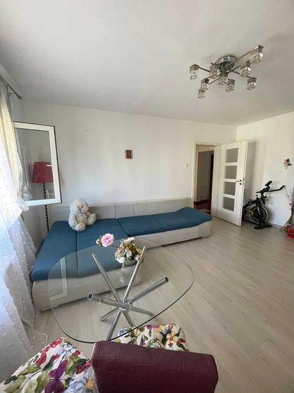 Apartament cu 3 camere decomandat în Uverturii