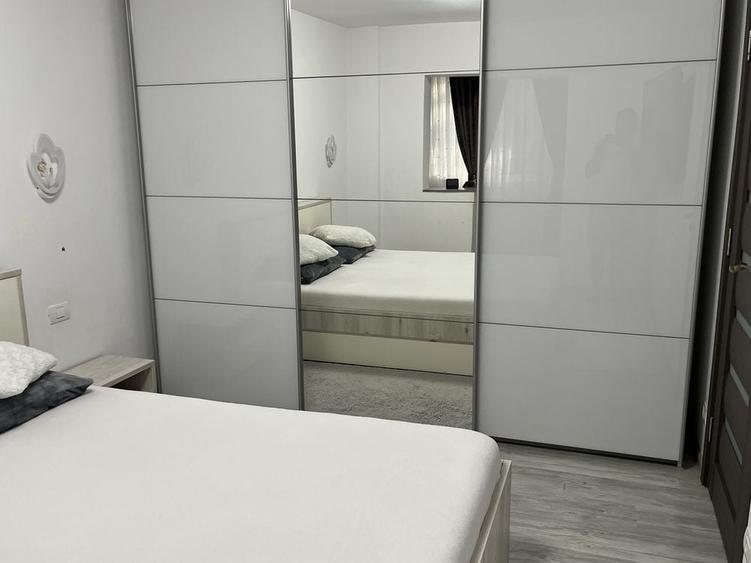 Apartament cu 3 camere semidecomandat în Ghiroda