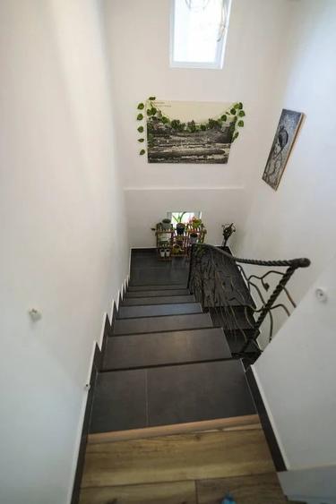 Casă cu 5 camere cu Teren 301 Mp în Cernele