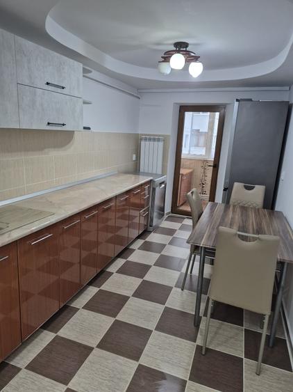 Apartament cu 3 camere decomandat în Curtești