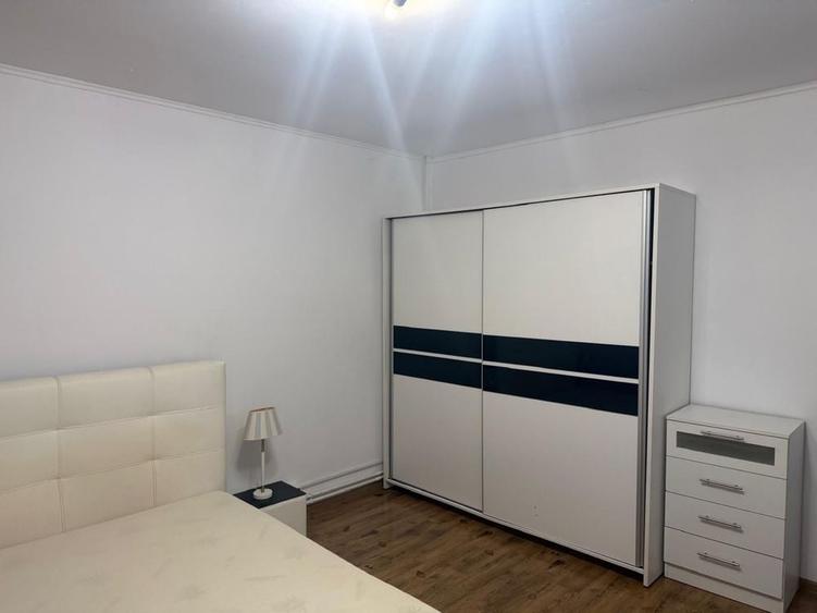 Apartament cu 3 camere decomandat în Exterior Vest