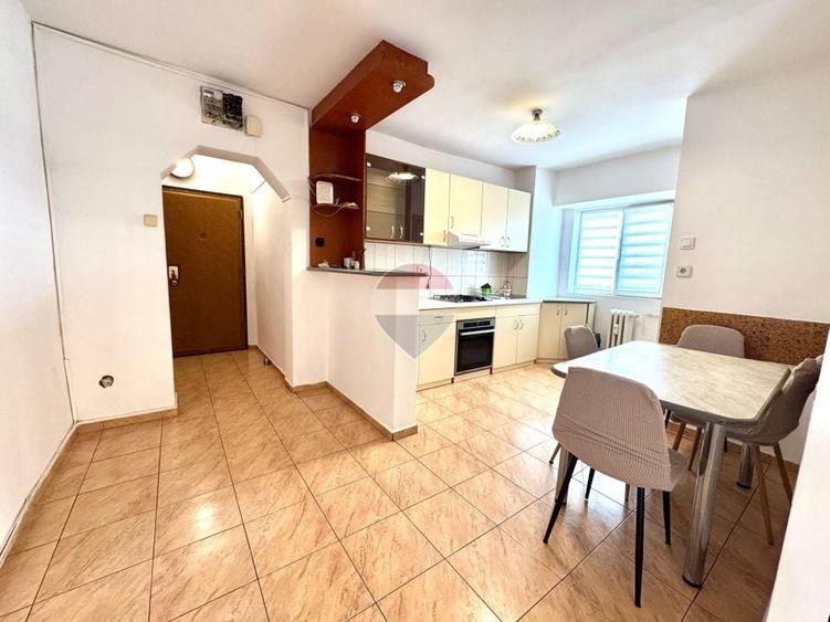 Apartament cu 4 camere decomandat, mobilat în Central