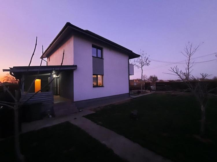 Casă individuală cu 4 camere cu Teren 450 Mp în Joița