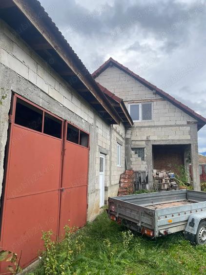 Casă cu 5 camere cu Teren 1000 Mp în Unciuc