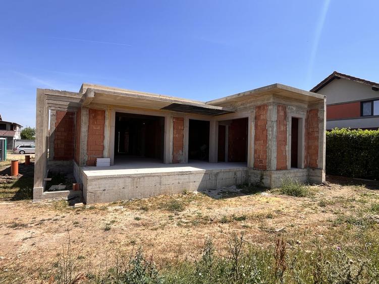 Casă individuală cu 4 camere cu Canalizare în Dumbrăvița