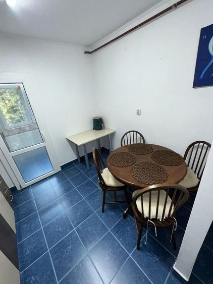 Apartament cu 3 camere decomandat în Poarta 6