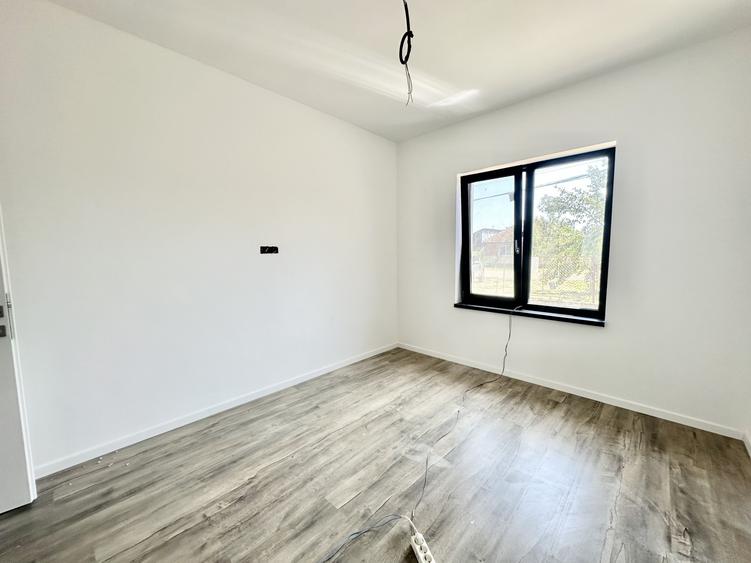 Duplex cu 3 camere cu Canalizare în Albina