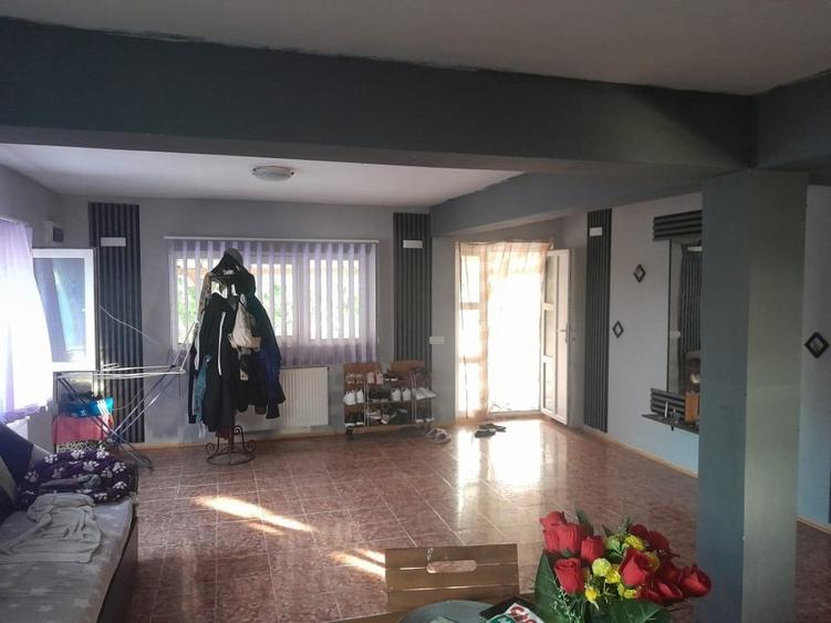 Casă individuală cu 5 camere cu Canalizare în Postăvari