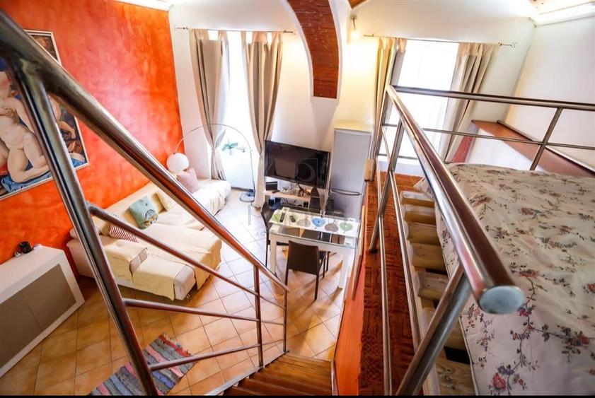 Apartament cu 2 camere semidecomandat, mobilat în Central