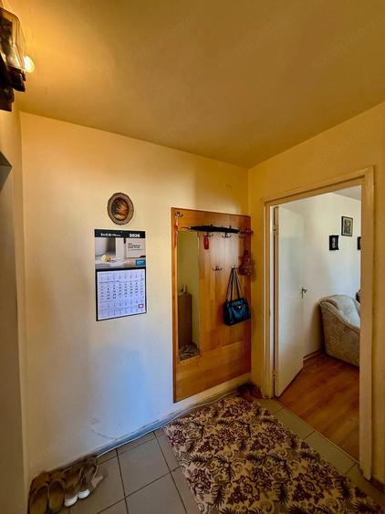 Apartament cu 3 camere semidecomandat în Gojdu