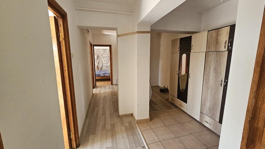 Apartament cu 3 camere decomandat, mobilat în Baza 3