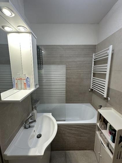 Apartament cu 3 camere semidecomandat, mobilat în UMT