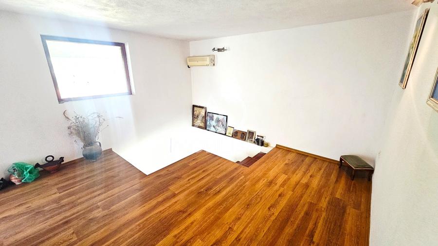 Casă cu 3 camere cu Teren 4000 Mp în Arcani