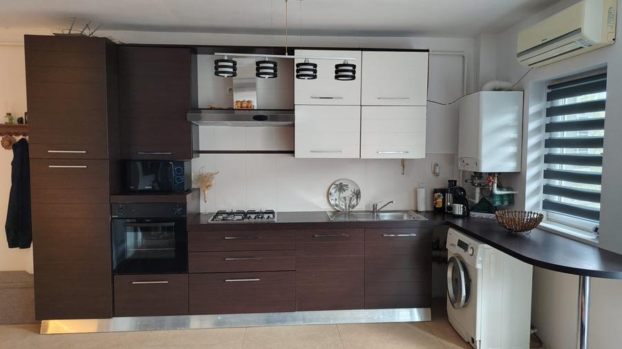 Apartament cu 3 camere semidecomandat în Florești