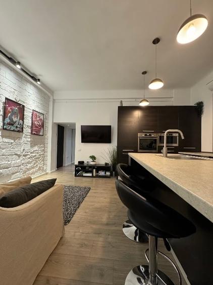Apartament cu 2 camere semidecomandat, mobilat în P-ța Romană
