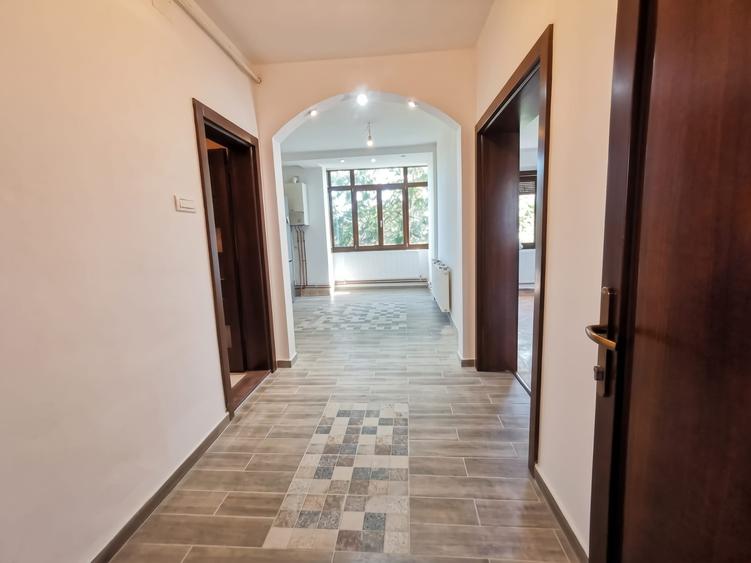 Apartament cu 5 camere decomandat în Soarelui