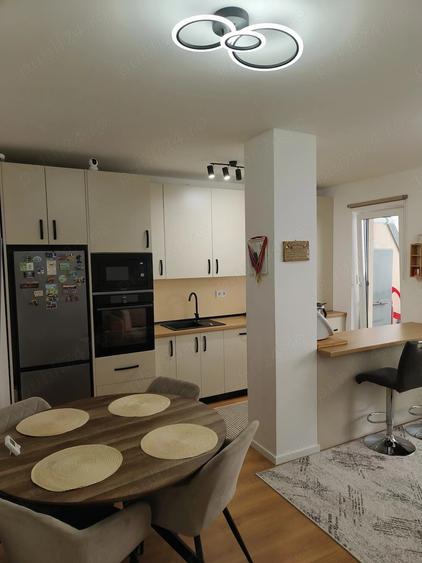Apartament cu 3 camere decomandat în Exterior Vest