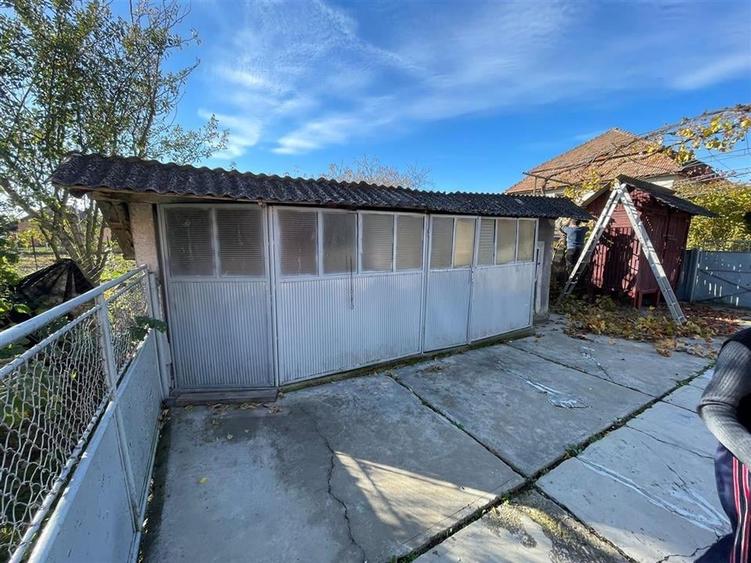 Casă individuală cu 5 camere cu Teren 4500 Mp în Tinăud
