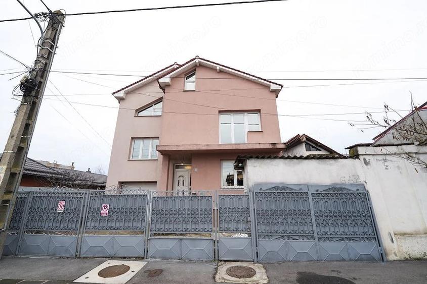 Casă cu 8 camere cu Teren 265 Mp în Romanești