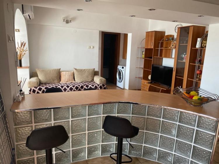 Apartament cu 2 camere semidecomandat, mobilat în 1 Mai