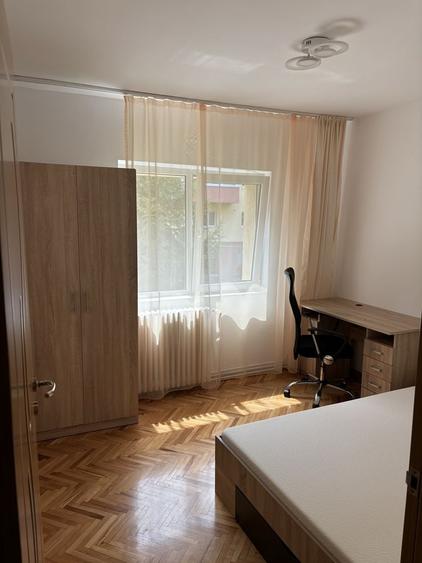 Apartament cu 4 camere decomandat în Zorilor