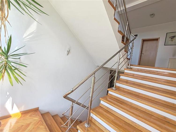 Casă individuală cu 9 camere cu Teren 800 Mp în Hărman
