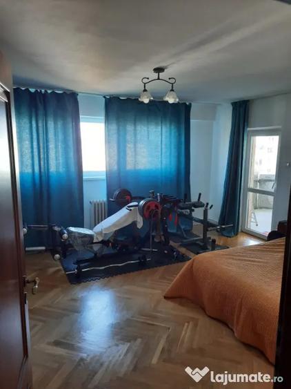 Apartament cu 4 camere decomandat în Grigorescu
