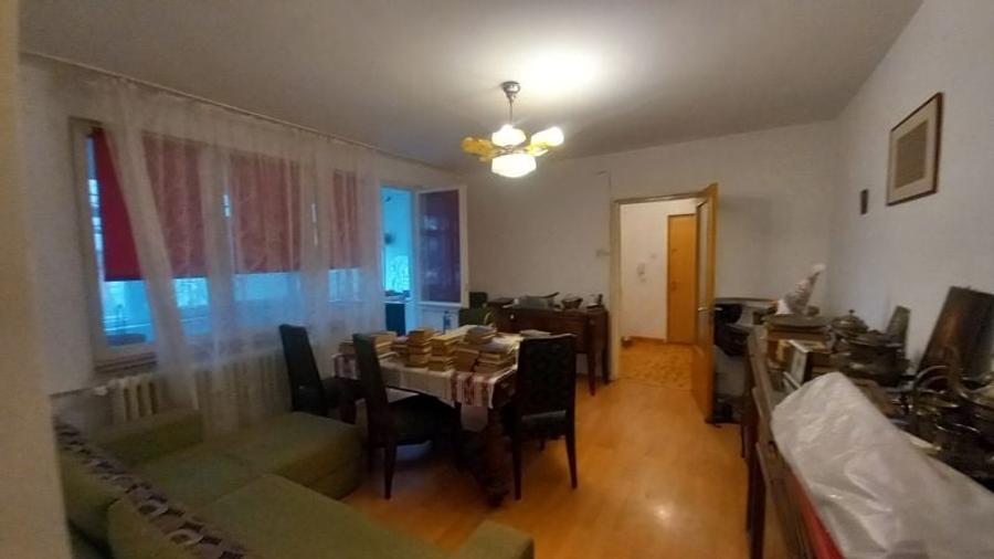 Apartament cu 3 camere semidecomandat în Obor