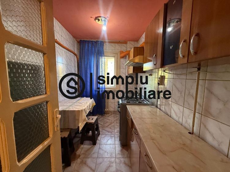 Apartament cu 3 camere semidecomandat, mobilat în Craiovița Nouă