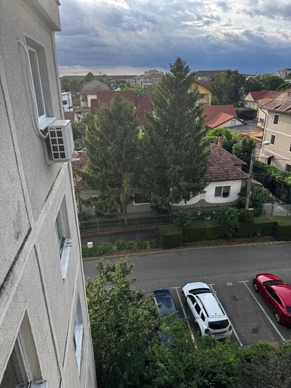Apartament cu 3 camere decomandat în Lipovei