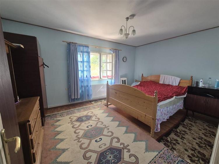 Casă cu 4 camere cu Teren 1004 Mp în Vărsătura