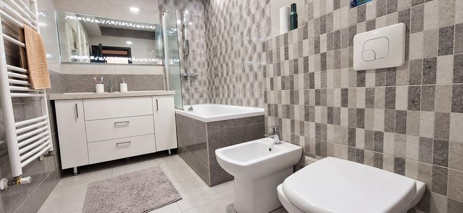 Apartament cu 3 camere semidecomandat în Tractorul