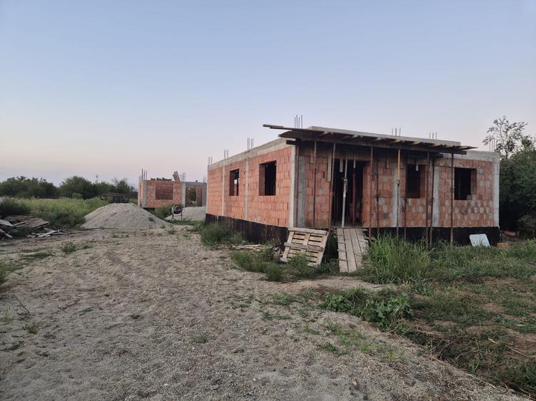 Casă individuală cu 4 camere cu Teren 500 Mp în Tâncăbești