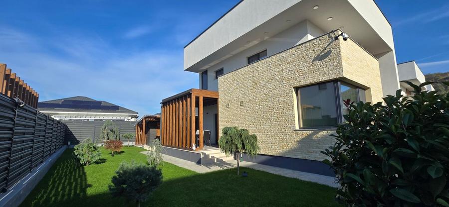 Casă individuală cu 4 camere cu Canalizare în Aninoasa