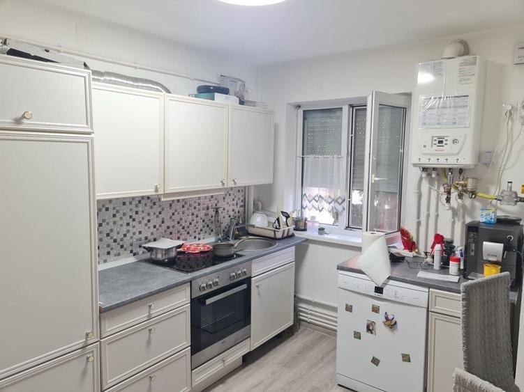 Apartament cu 3 camere semidecomandat în Central