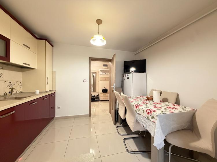 Apartament cu 4 camere decomandat în Nicolina