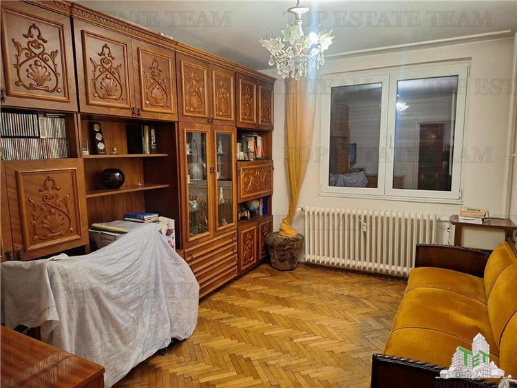 Apartament cu 3 camere semidecomandat în Tei