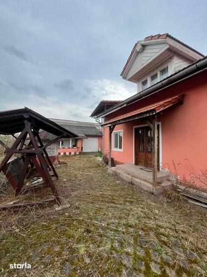 Casă cu 5 camere cu Teren 2270 Mp în Groși